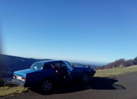La TR7 profite du point de vue du massif (pas les fleurs)