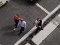 Tiens un couple avec son bodyguard !!!! mdr !