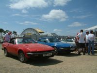 La TR7 de Jim et le Groupe.