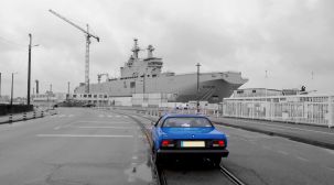 Sur les rails devant le bateau (ex russe) madin France.